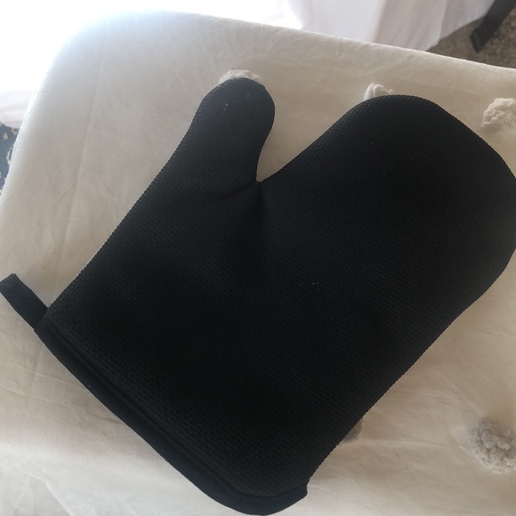 DISNEY MINNIE MOUSE oven mitts and pot holders. - Picture 4 of 6